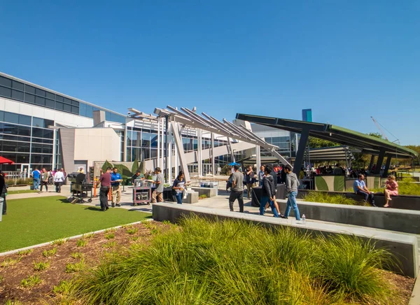 Werknemers die buiten werken op Googleplex headquarters hoofdkantoor — Stockfoto