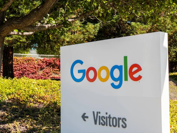 Google-logo op Googleplex-hoofdkantoor voor belangrijkste — Stockfoto