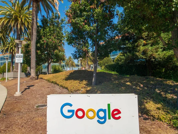 Google-logo op Googleplex-hoofdkantoor voor belangrijkste — Stockfoto