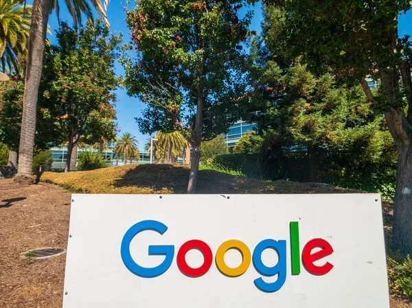Logo de Google en la oficina principal de Googleplex — Foto de Stock