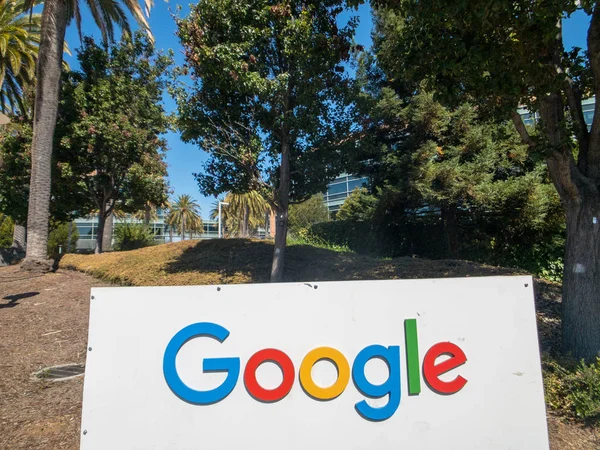 Logo Google v hlavní kanceláři sídle Googleplex — Stock fotografie