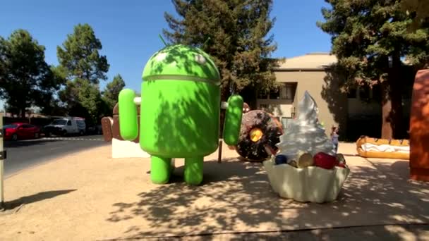 Android socha v hlavní kanceláři sídle Googleplex — Stock video