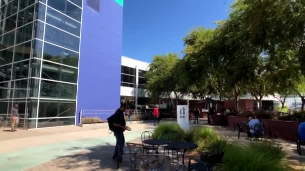 Empleados que trabajan al aire libre en la oficina principal de Googleplex — Vídeo de stock