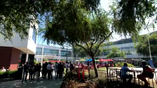 Empleados que trabajan al aire libre en la oficina principal de Googleplex — Vídeo de stock