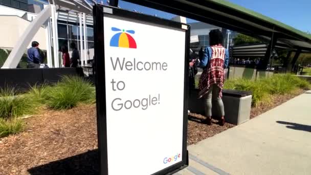 Google-logotypen på Googleplex huvudkontor huvudkontor — Stockvideo