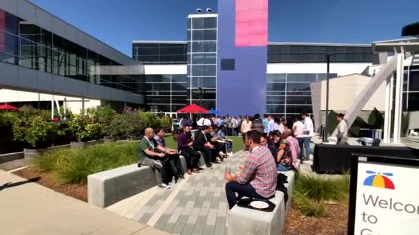 Funcionários que trabalham ao ar livre na sede da Googleplex — Vídeo de Stock