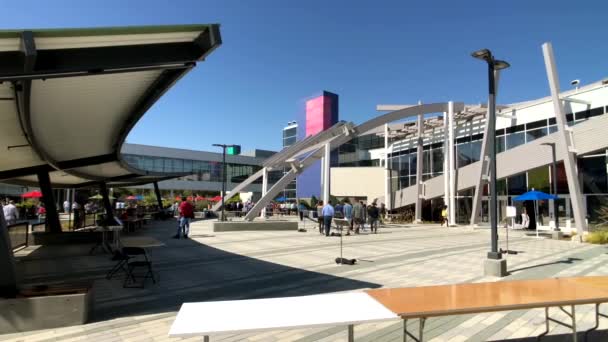 Empleados que trabajan al aire libre en la oficina principal de Googleplex — Vídeo de stock