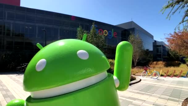 Android standbeeld in belangrijkste Googleplex-hoofdkantoor — Stockvideo