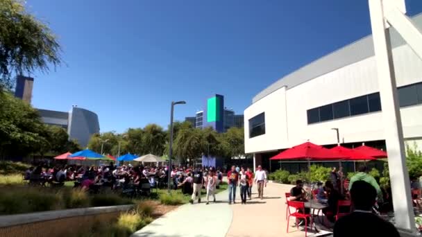 Empleados que trabajan al aire libre en la oficina principal de Googleplex — Vídeo de stock