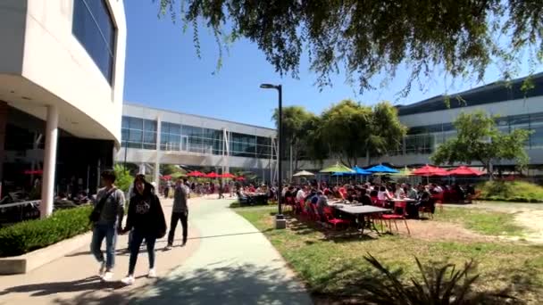 Empleados que trabajan al aire libre en la oficina principal de Googleplex — Vídeo de stock