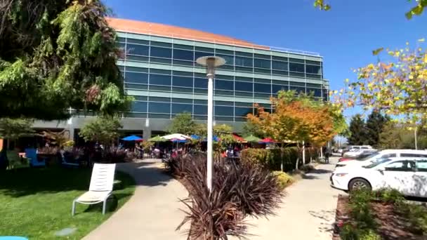 Сотрудники центрального офиса Googleplex работают на открытом воздухе — стоковое видео