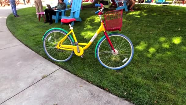 Велосипед Google в штаб-квартире Googleplex — стоковое видео
