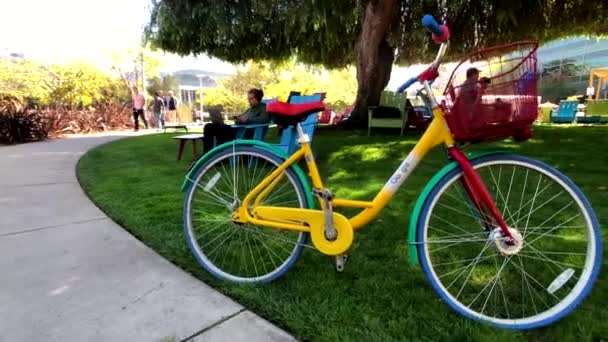 Google Bisiklet Googleplex Genel Müdürlük Merkez ofis içinde — Stok video
