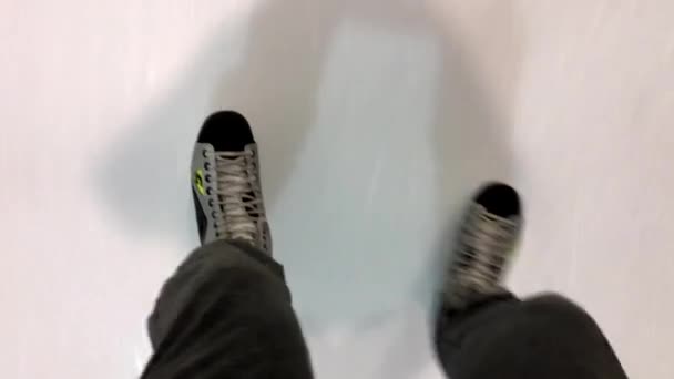 Hombre patinaje sobre hielo vista superior — Vídeo de stock