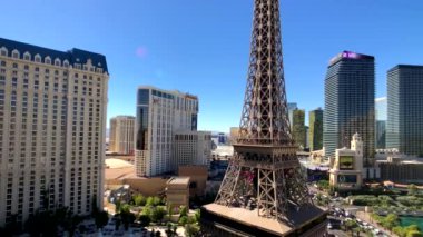 Eyfel Kulesi Paris casino havadan görünümden güneşli sabah otelde Ballys