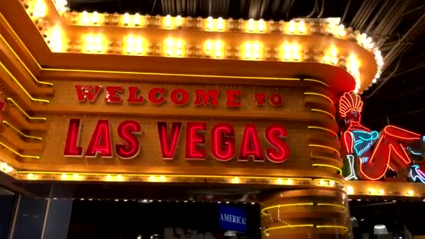 Ласкаво просимо неонової вивіски на вході казино — стокове відео