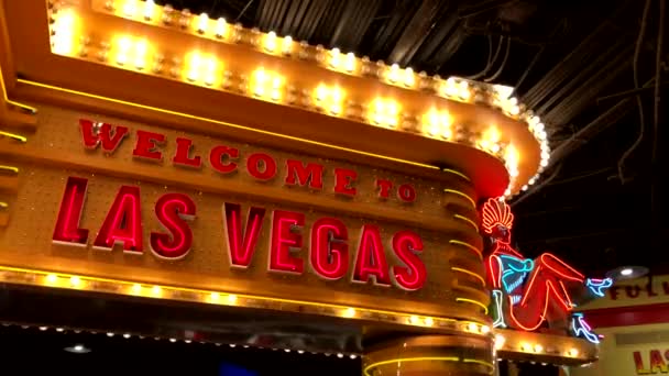 Добро пожаловать неоновый знак у входа в казино — стоковое видео