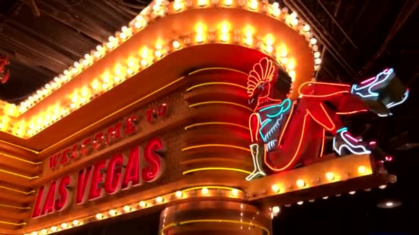 Bienvenue néon signe à l'entrée du casino — Video