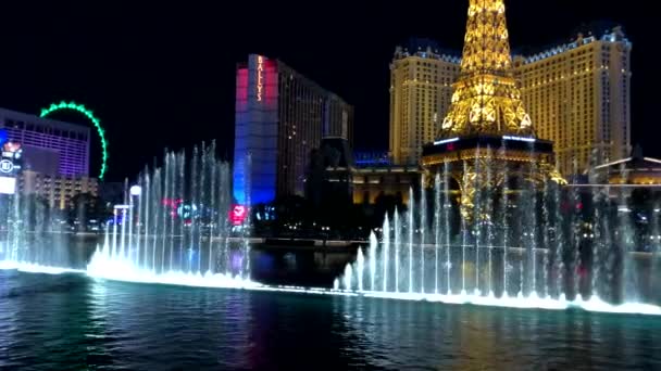 Spettacolo di musica Fontana di Bellagio, paesaggio urbano di notte — Video Stock