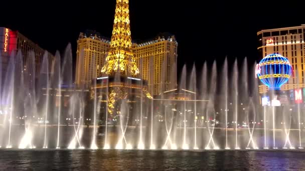 Spettacolo di musica Fontana di Bellagio, paesaggio urbano di notte — Video Stock