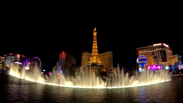 Spettacolo di musica Fontana di Bellagio, paesaggio urbano di notte — Video Stock