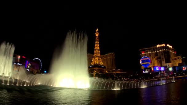 Visa av musik Bellagio fontäner, stadsbilden på natten — Stockvideo