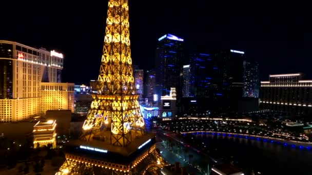 Torre Eiffel en el casino de París vista aérea desde el hotel Ballys por la noche — Vídeos de Stock