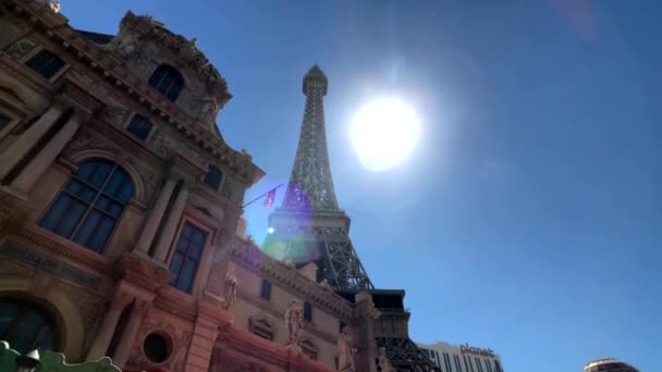 Turystów odwiedzających zabytków w czasie słonecznego dnia — Wideo stockowe