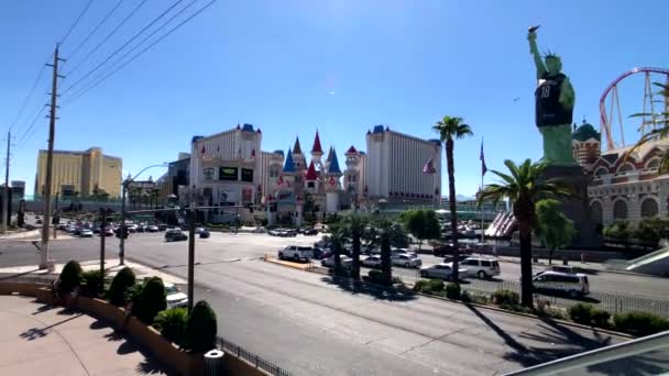 Turistas visitando los lugares de interés durante el día soleado — Vídeos de Stock