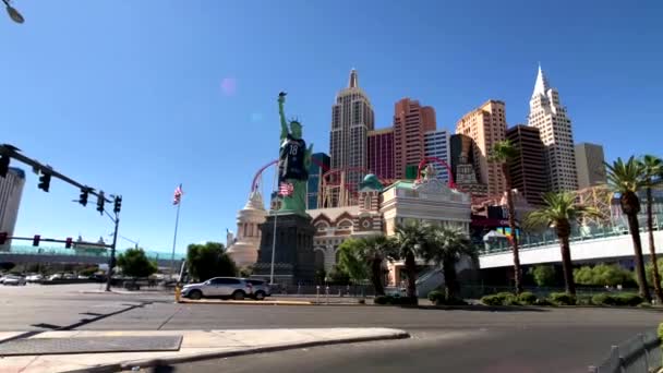 Tourists visiting the sights at sunny day time — Stock Video