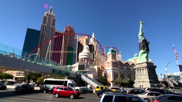 Tourists visiting the sights at sunny day time — Stock Video