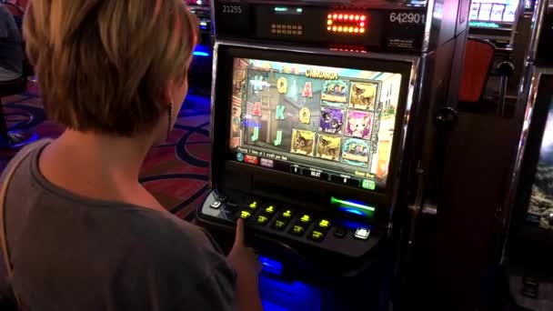 Frau spielt Spielautomat im Casino — Stockvideo