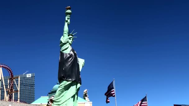 Özgürlük heykeli lunapark treni arka plan üzerinde — Stok video