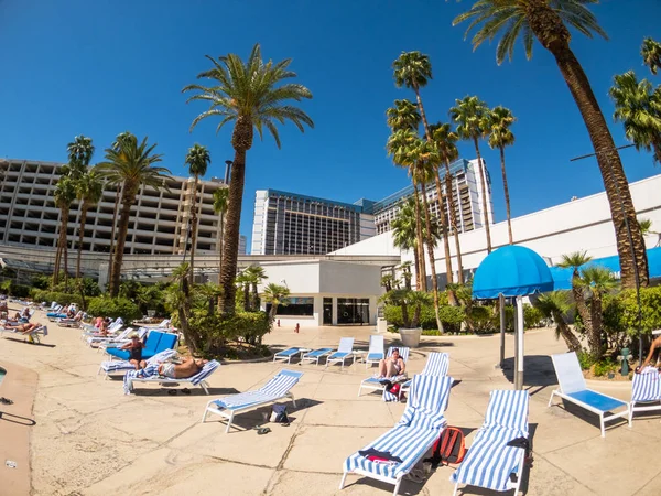 Gente relajándose en la piscina cerca del hotel —  Fotos de Stock