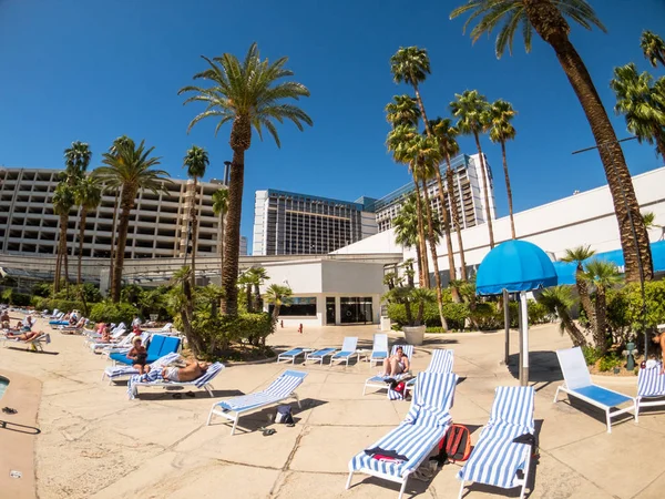 Gente relajándose en la piscina cerca del hotel —  Fotos de Stock