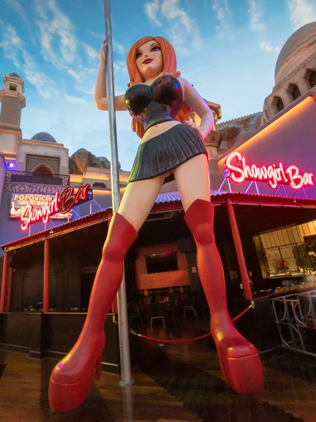 Enorme stripper standbeeld aan de Showgirls bar — Stockfoto