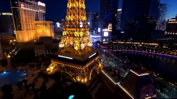 Torre Eiffel en el casino de París vista aérea desde el hotel Ballys por la noche — Vídeos de Stock