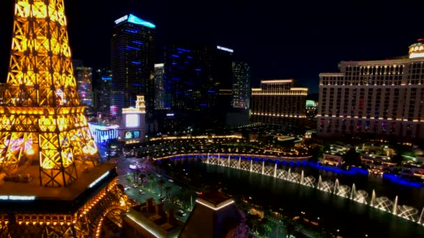 Eyfel Kulesi, geceleri Ballys otelden Paris casino havadan görünümü — Stok video