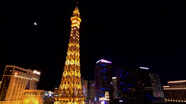 Torre Eiffel en el casino de París vista aérea desde el hotel Ballys por la noche — Vídeos de Stock