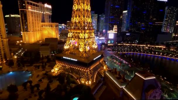 Torre Eiffel en el casino de París vista aérea desde el hotel Ballys por la noche — Vídeos de Stock