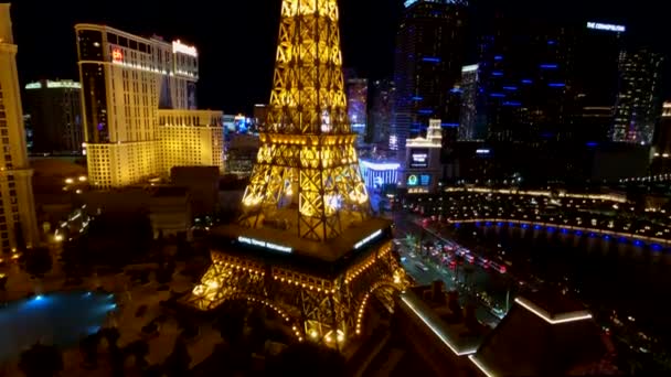 Torre Eiffel en el casino de París vista aérea desde el hotel Ballys por la noche — Vídeos de Stock