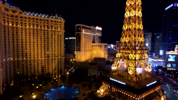 Torre Eiffel en el casino de París vista aérea desde el hotel Ballys por la noche — Vídeos de Stock