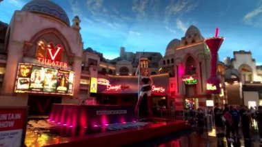 Showgirls bardaki büyük striptizci heykeli