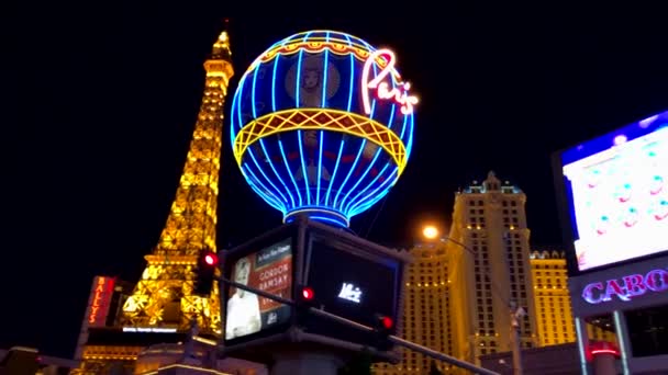 晚上从巴利斯酒店可以看到巴黎赌场的埃菲尔铁塔 — 图库视频影像