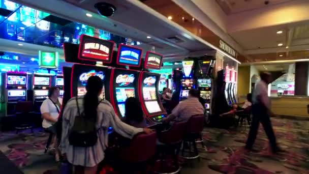 Mensen spelen slotmachines bij Mgm casino — Stockvideo