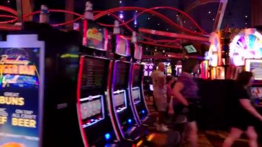 İnsanlar, Mgm casino slot makineleri oynuyorlar