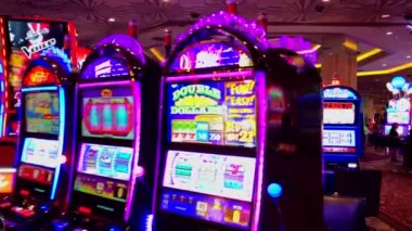 Las Vegas, Amerika Birleşik Devletleri - 10 Eylül 2018: İnsanlar, Mgm casino slot makineleri oynuyorlar