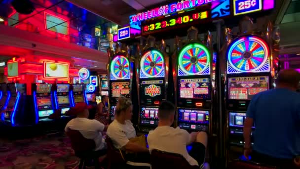 La gente está jugando a las máquinas tragamonedas en MGM casino — Vídeo de stock