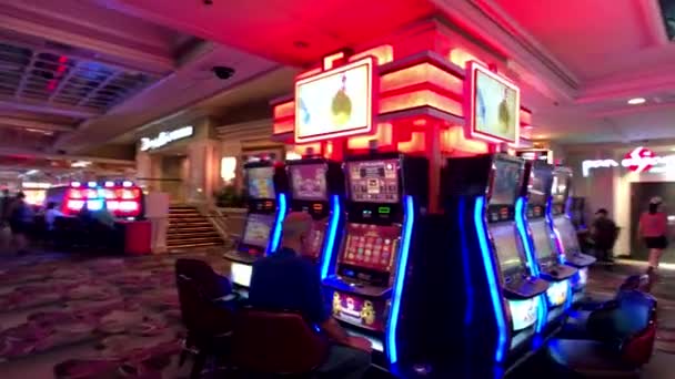 Ludzie są gry na automatach w kasynie Mgm — Wideo stockowe