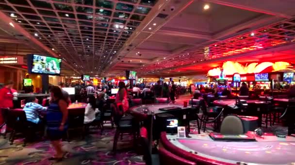 Personer spelar spelautomater på Mgm casino — Stockvideo